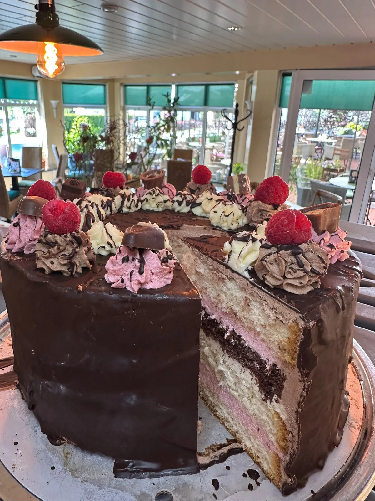 Angeschnittene Schichttorte im Wintergarten