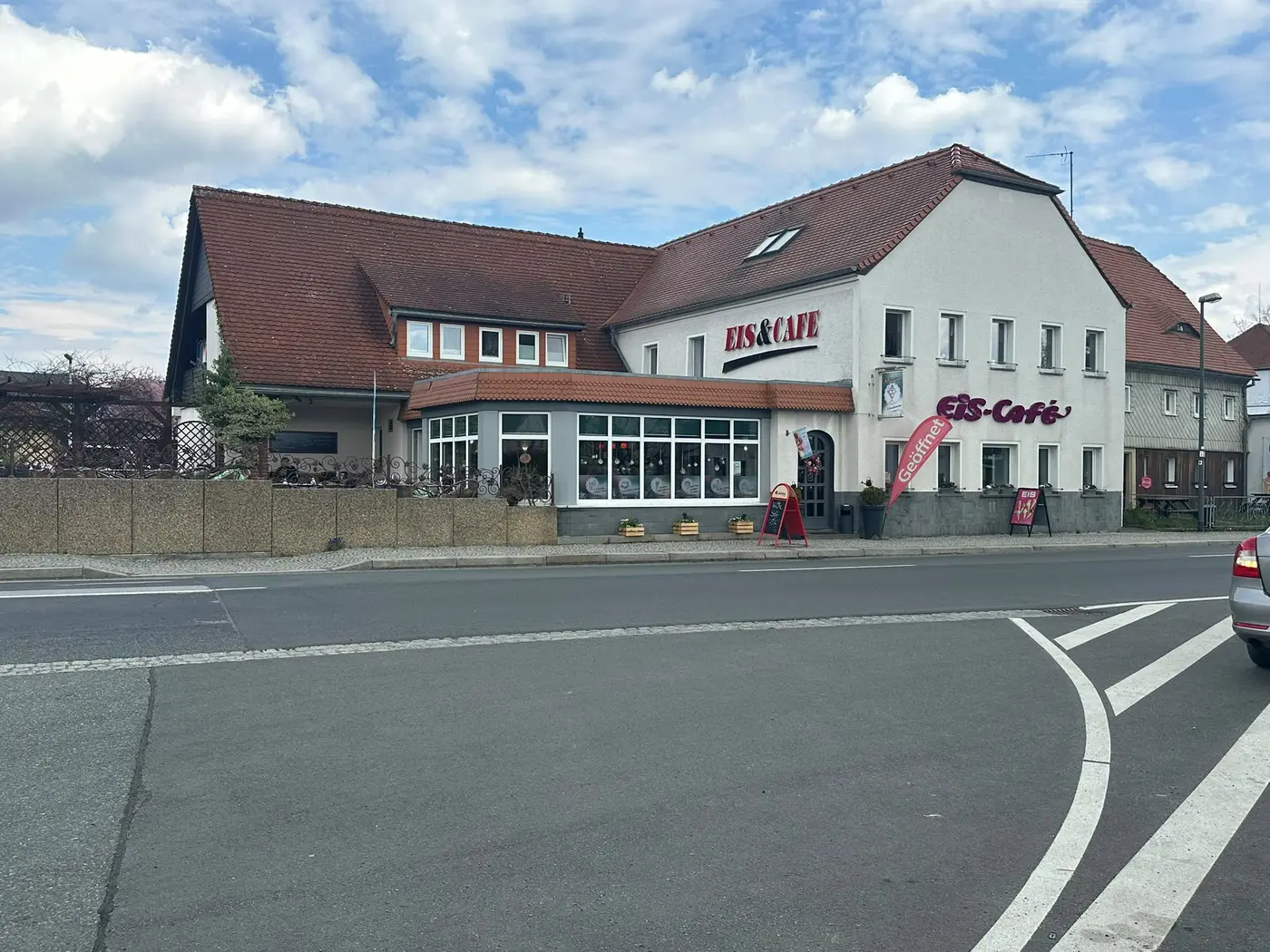 Das Eis-Café Milchbar Eibau von außen mit Straße