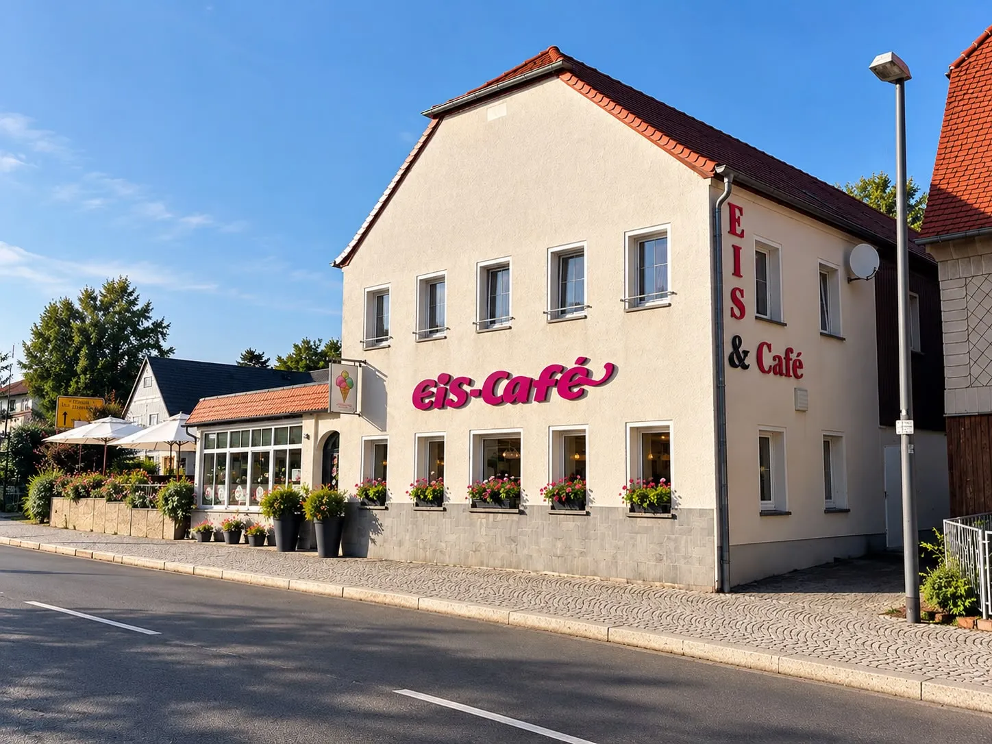 Das Eis-Café Milchbar Eibau von außen mit Schriftzug