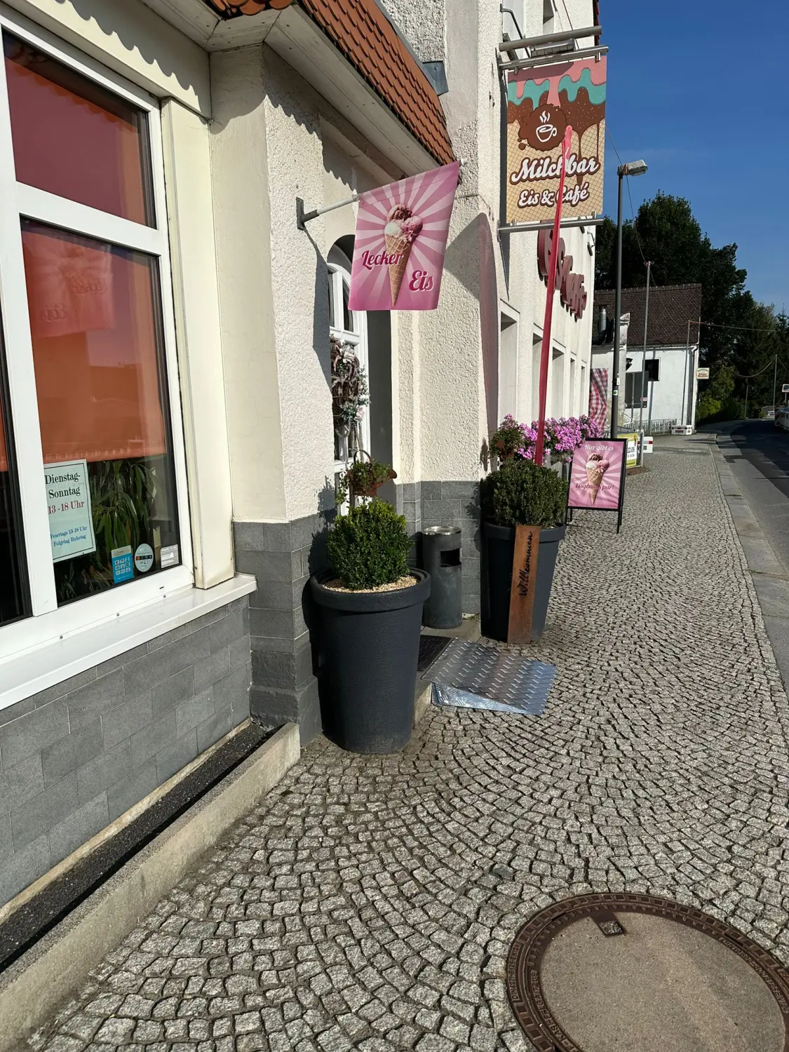 Außenansicht des Hauses an der Hauptstraße mit Milchbar-Schild