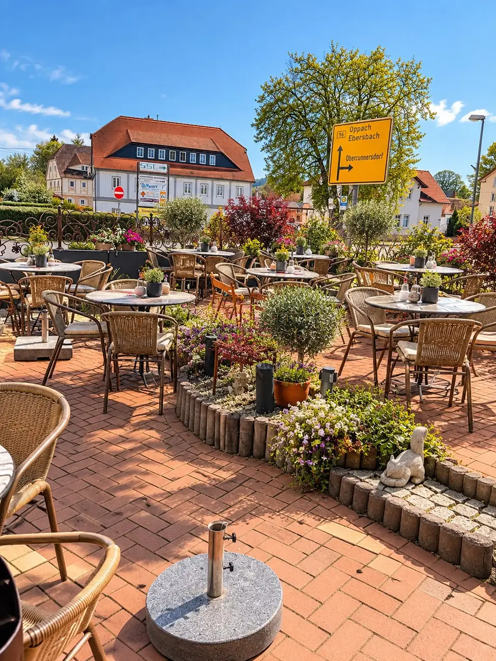 Terrasse mit Blumenbeeten