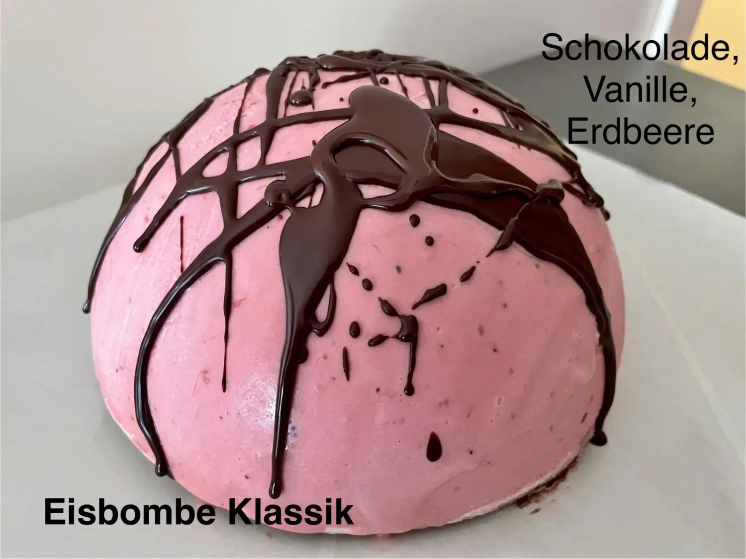 Milchbar Eis & Café - Hausgemachte Eiscremebombe